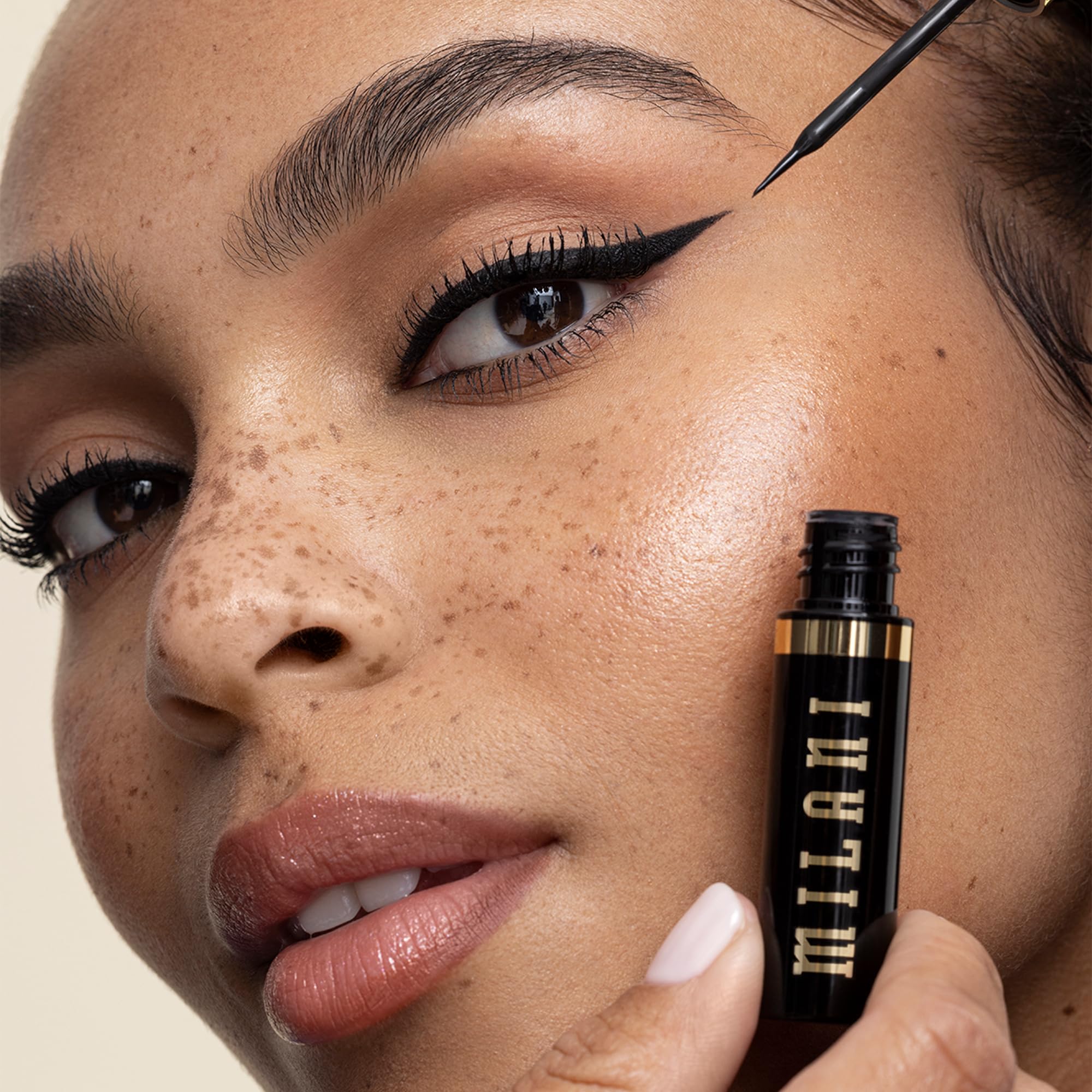 Milani Stay Put Infinite Eyeliner mantiene la fijación durante 24 horas