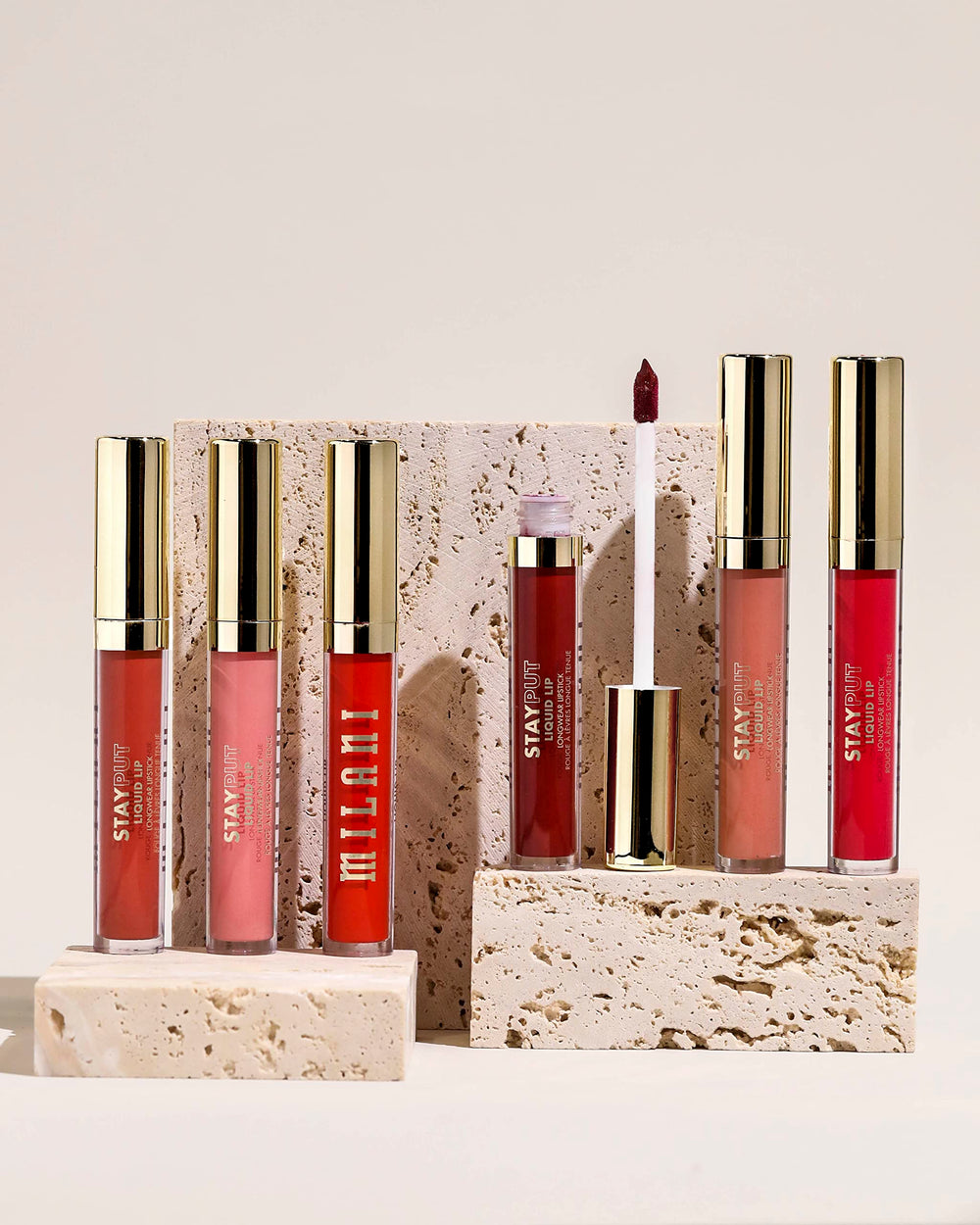 Milani Stay Put Labial Líquido color audaz y construible para looks versátiles.