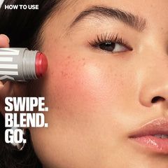 Tono Enigma Rosy Beige en Lip + Cheek Stick para un look natural.