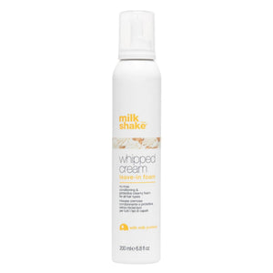 milk_shake presenta textura espuma cremosa para hidratación ligera en el cabello.