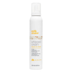 milk_shake presenta textura espuma cremosa para hidratación ligera en el cabello.