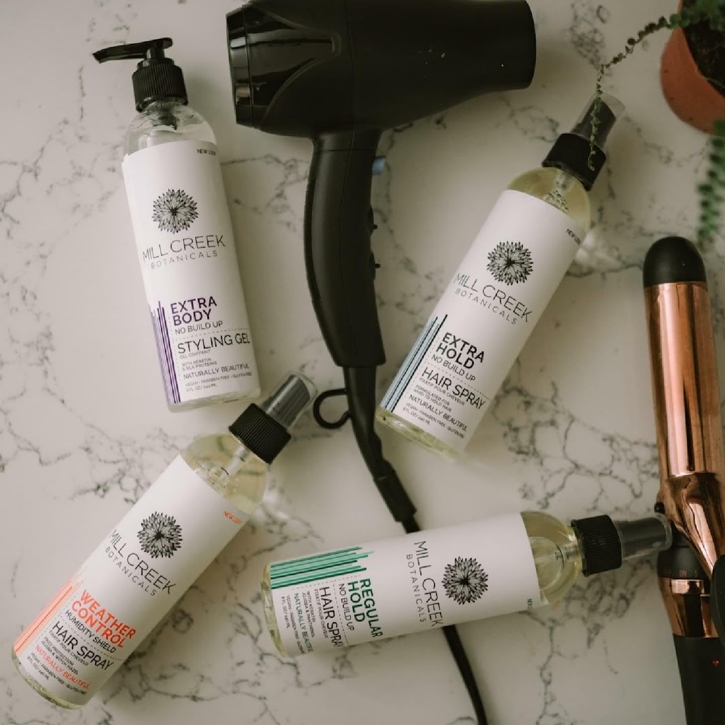 Spray natural para cabello Mill Creek primer plano de ingredientes y fórmula suave.