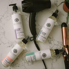 Spray natural para cabello Mill Creek primer plano de ingredientes y fórmula suave.