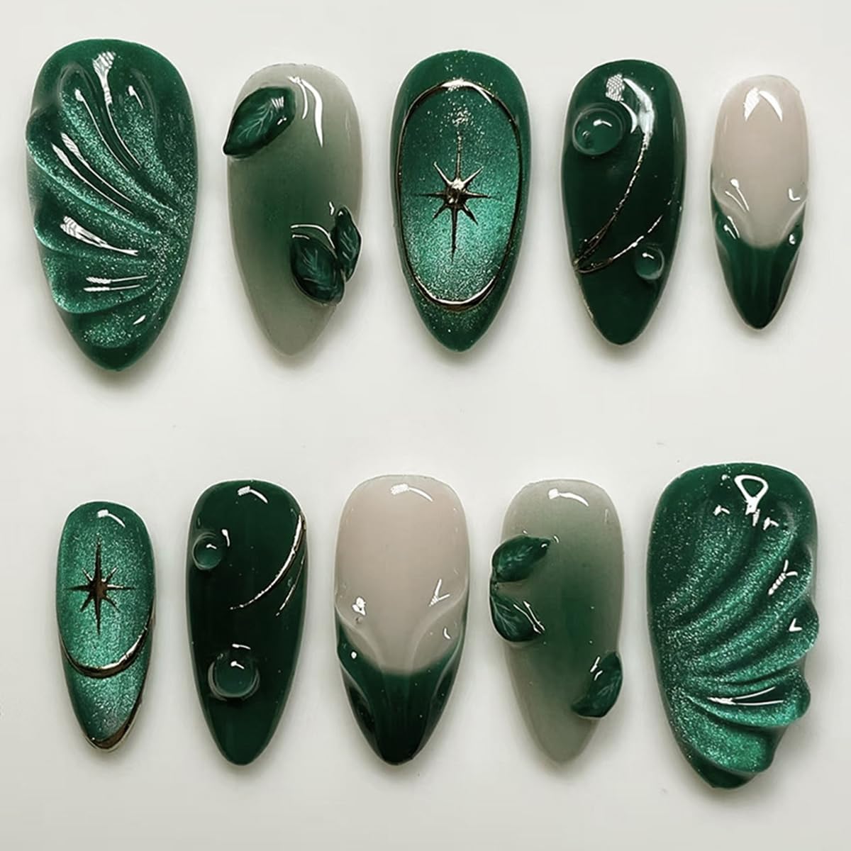 Uñas falsas Ming Chun brillantes verdes en almendra; ideal para looks de verano.
