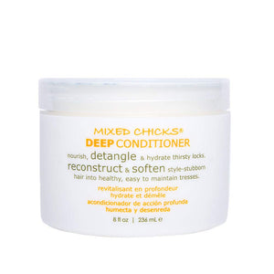 Acondicionador desenredante Mixed Chicks, detalle de la botella vertiendo crema para suavizar el cabello.