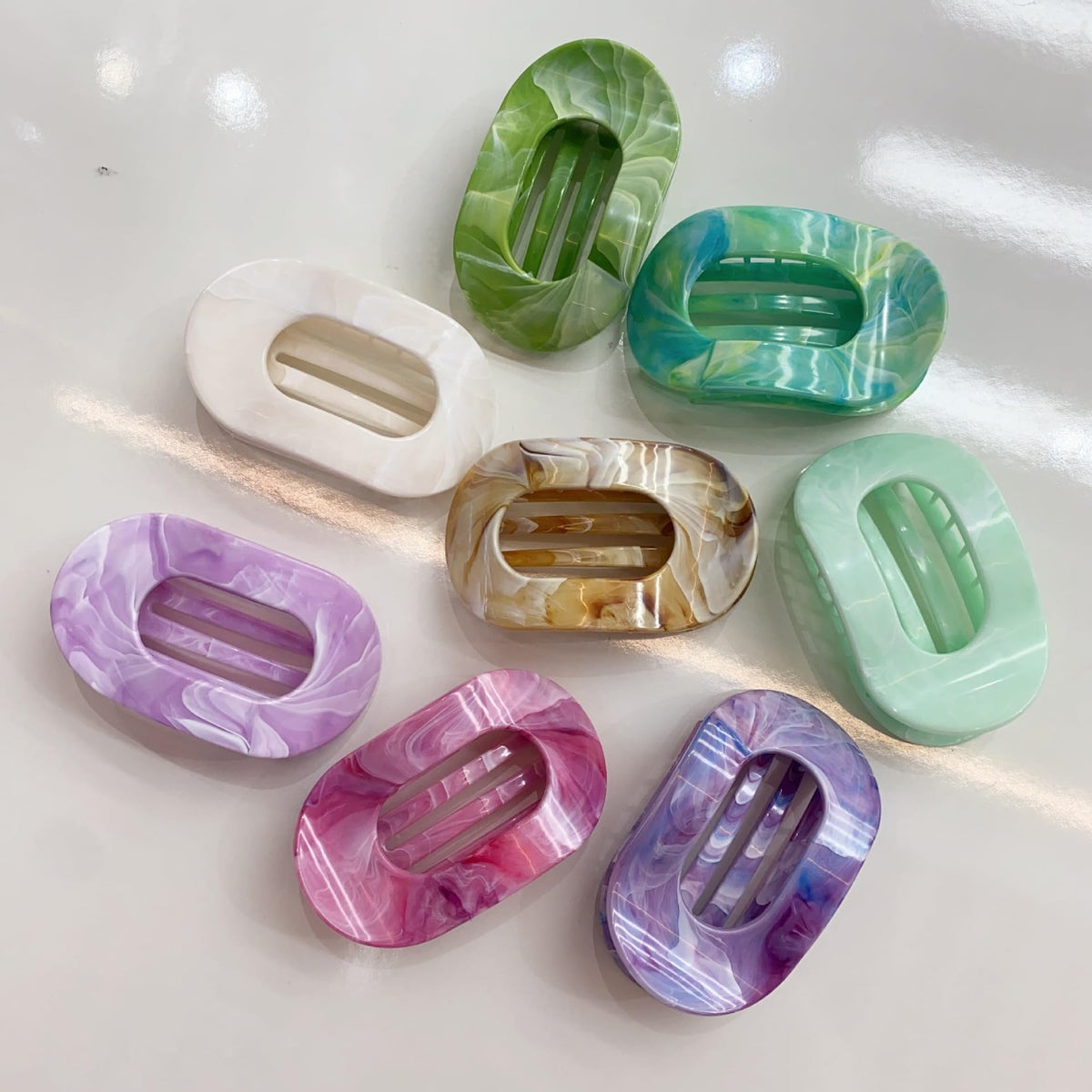 Mobacfy clip con patrón marmolado, ideal para peinados duraderos.