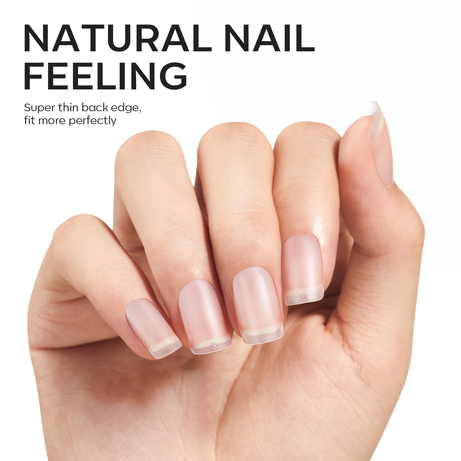 Modelones aspecto natural, uñas falsas con acabado suave.