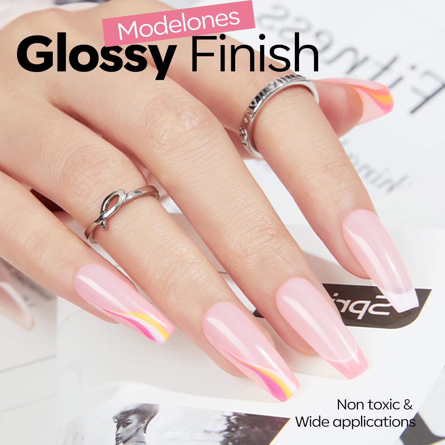 Modelones esmalte rosa bebé en aplicación uniforme en uñas.