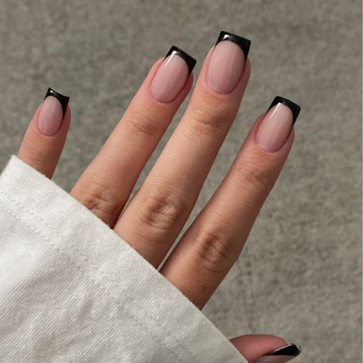 Modelones uñas negro punta francesa corto, look elegante para diario