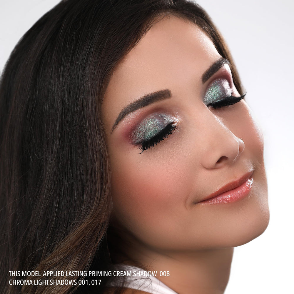 Moira Chroma Light Shadow 001 brillo sutil para realzar la mirada.