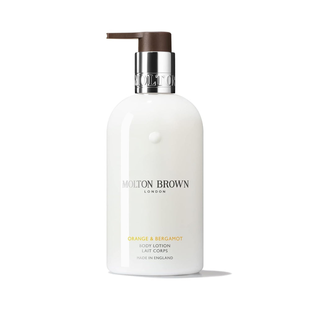 Molton Brown Loción corporal naranja y bergamota en botella, hidratación suave y aroma duradero.