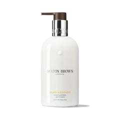 Molton Brown Loción corporal naranja y bergamota en botella, hidratación suave y aroma duradero.