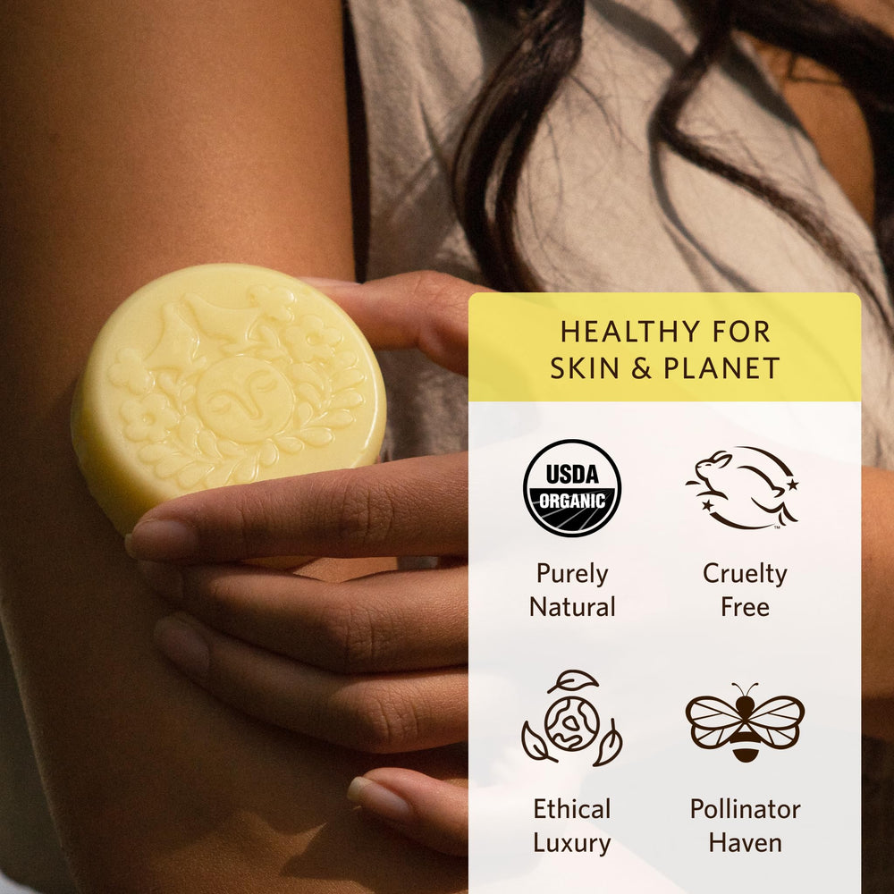 Moon Melt Bar Moon Valley Organics con cera de abejas para conservar la hidratación