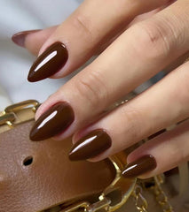 Morily uñas postizas en forma almendra marrón oscuro con diseños brillantes para uso diario