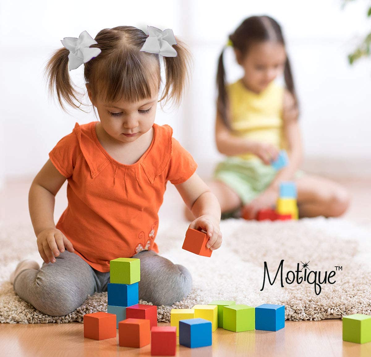 Motique Accessories clip con lazo blanco, perfecto para fiestas infantiles.