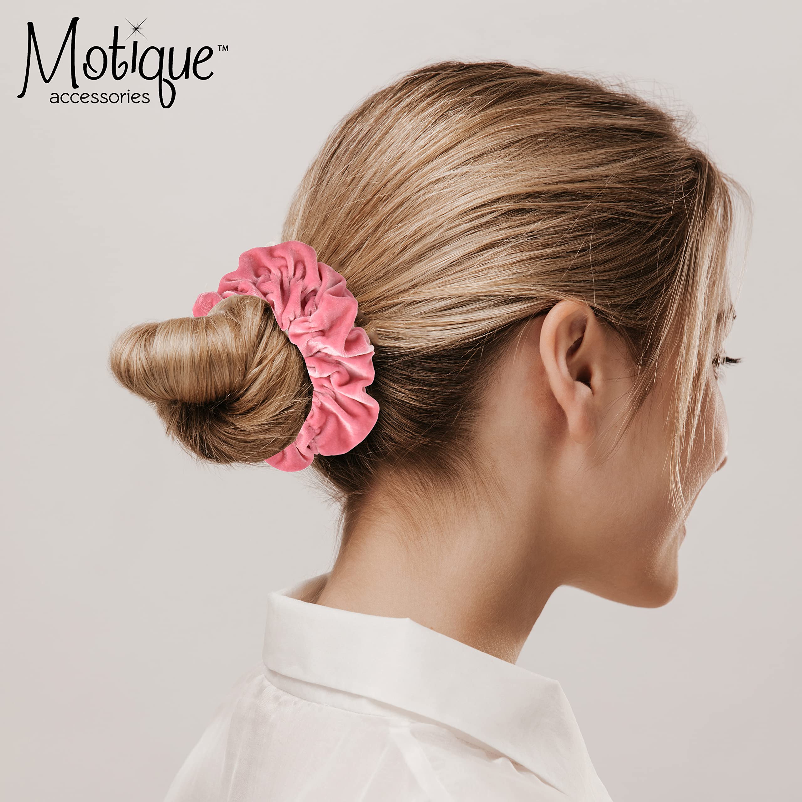 Motique Accessories scrunchie velour negro grande, detalle elástico suave para evitar tirones.