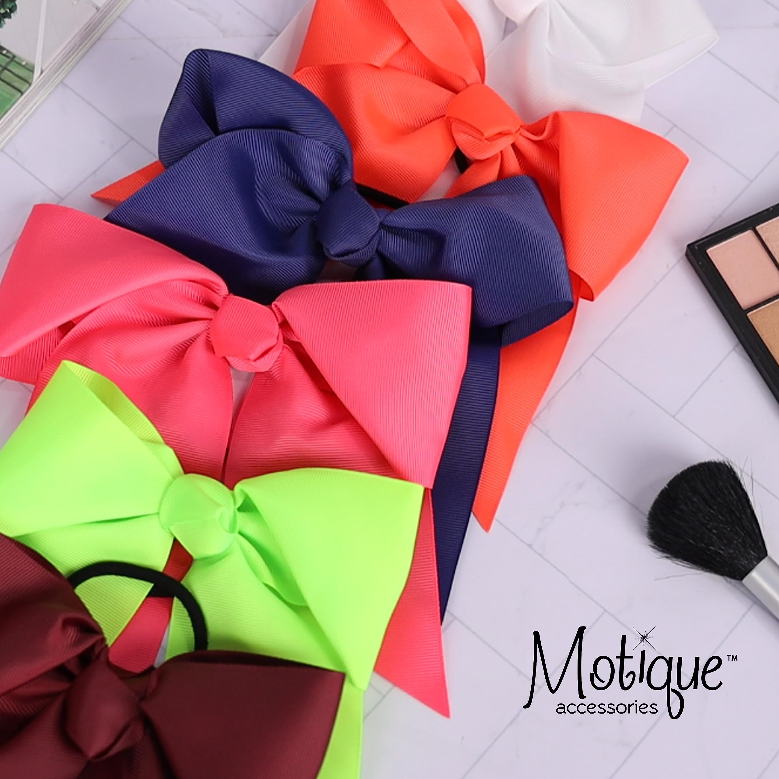Motique Accessories lazo jumbo blanco con colas visto por detrás, sujeto con goma elástica fuerte.