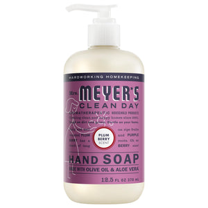 Jabón de manos Mrs. Meyer’s Clean Day en botella ciruela-baya para uso diario suave.