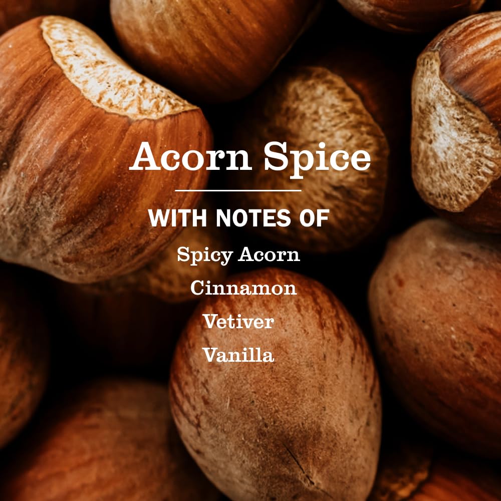 Botella vertiendo Jabón de Manos Acorn Spice para experiencia suave.