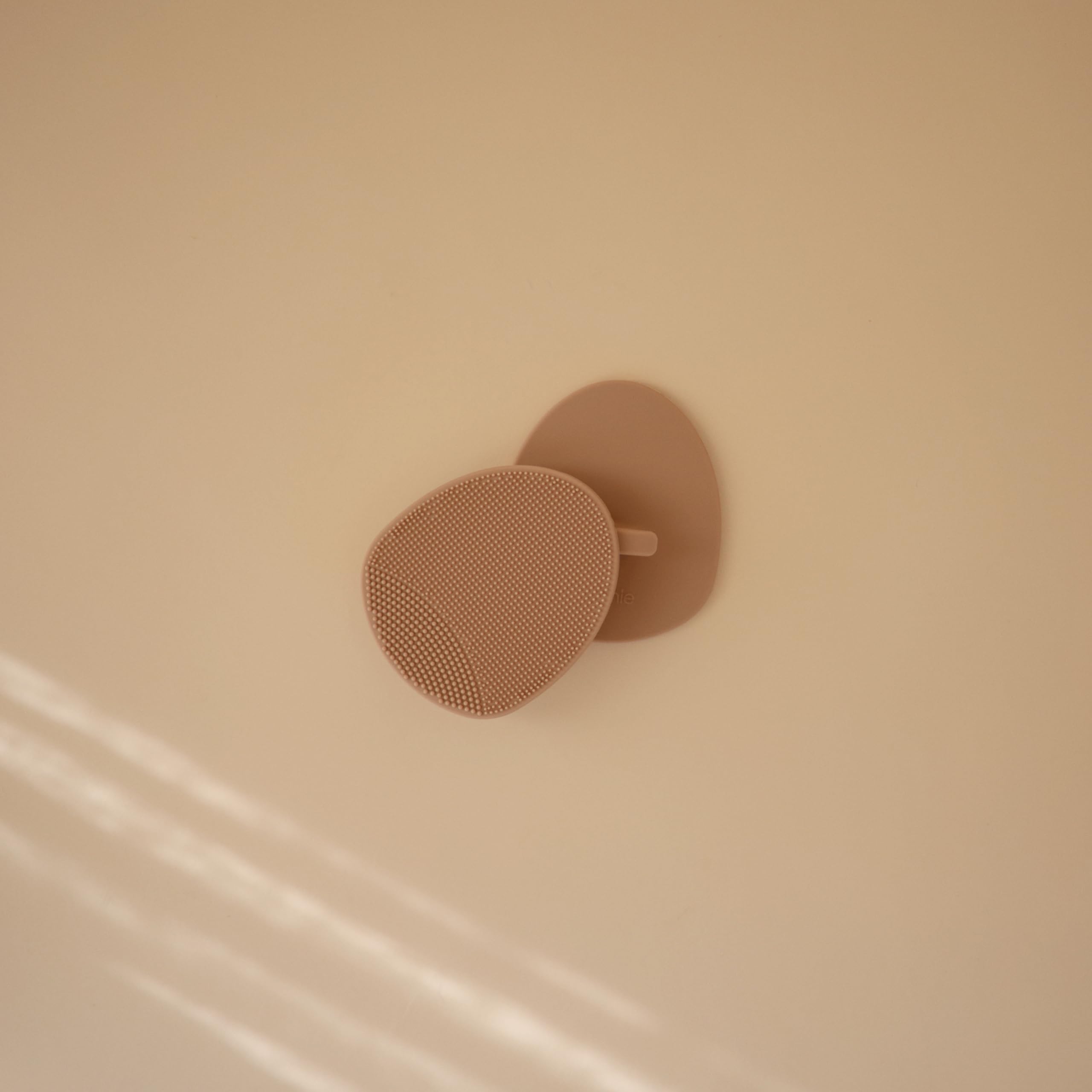 Cepillo Mushie de silicona suave para baño cómodo y piel sensible.