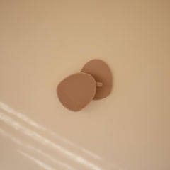 Cepillo Mushie de silicona suave para baño cómodo y piel sensible.
