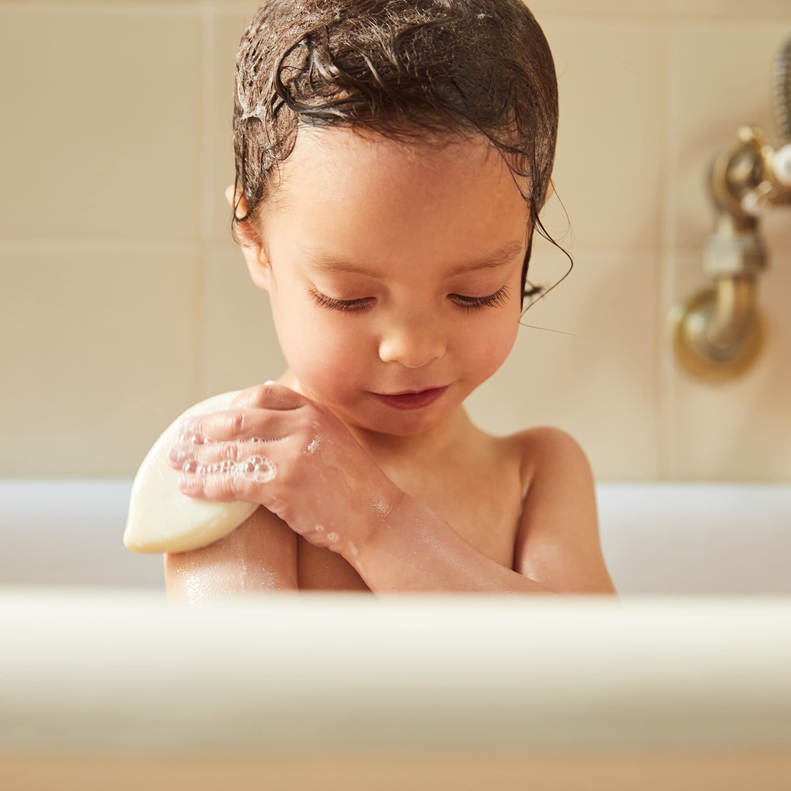 Mustela barra para ducha, limpia cabello y piel con suavidad.
