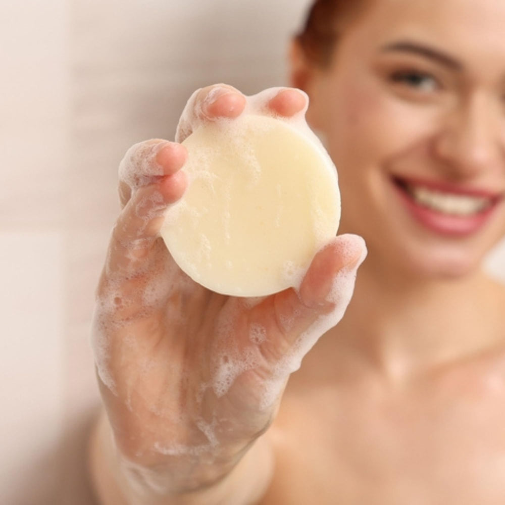 Aplicación suave con movimientos circulares para cabello dañado y graso.