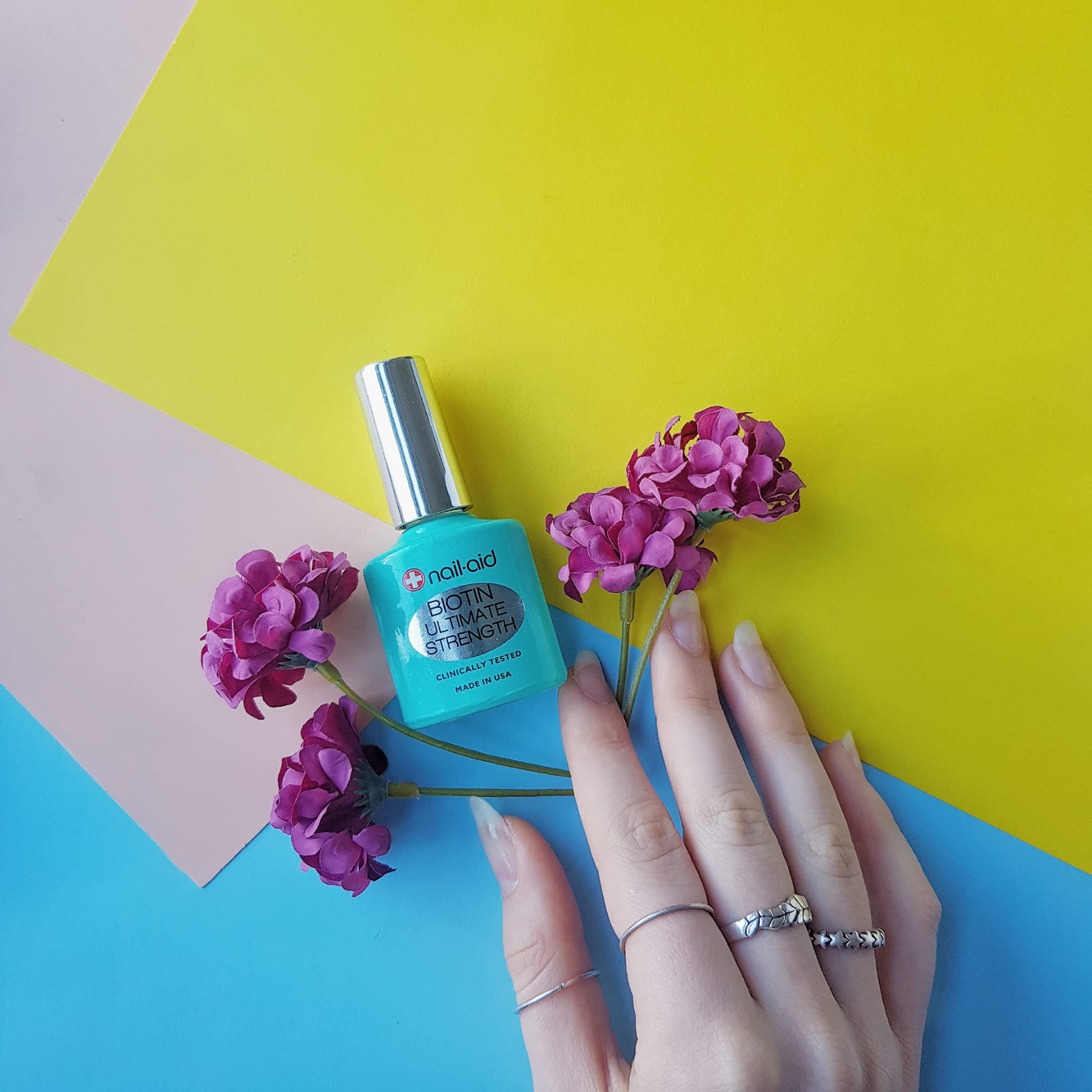 Base y capa superior de Nail-Aid Biotin Ultimate Strength para color duradero.