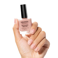 Nailshion base iluminadora en botella para un brillo natural y cobertura suave.