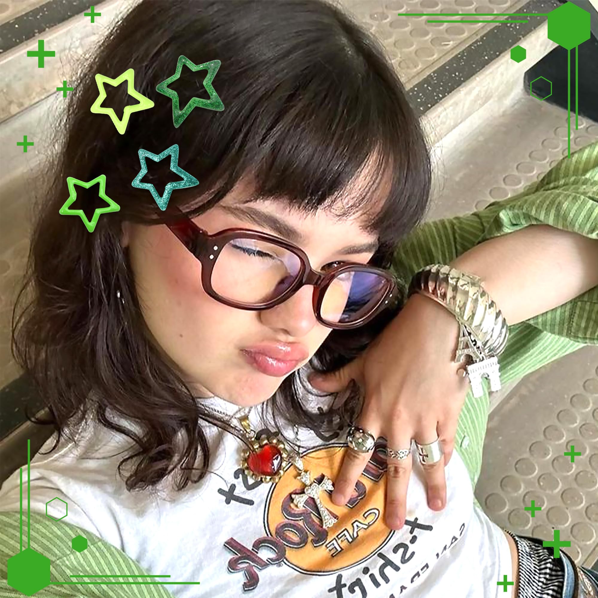 NAISKA prendedor estrella verde brillo, perfecto para peinados recogidos y sueltos.