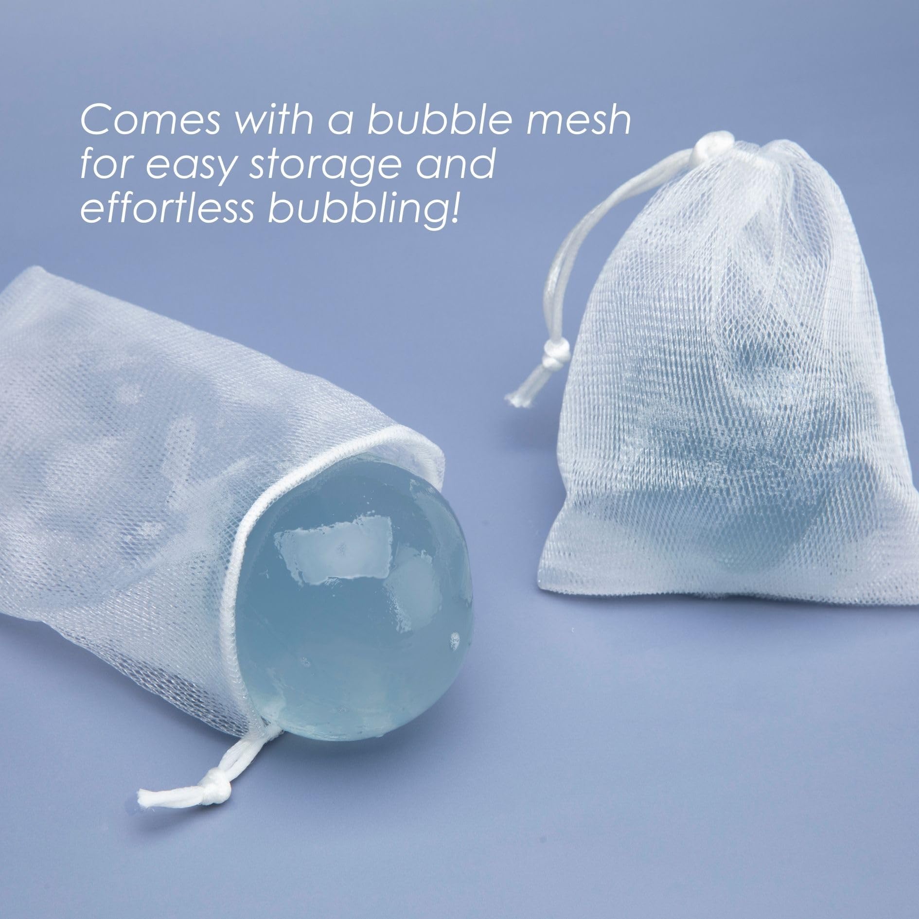 Aplicación con las manos de Naisture Be Bare Jelly Ball Cleanser para limpieza diaria.