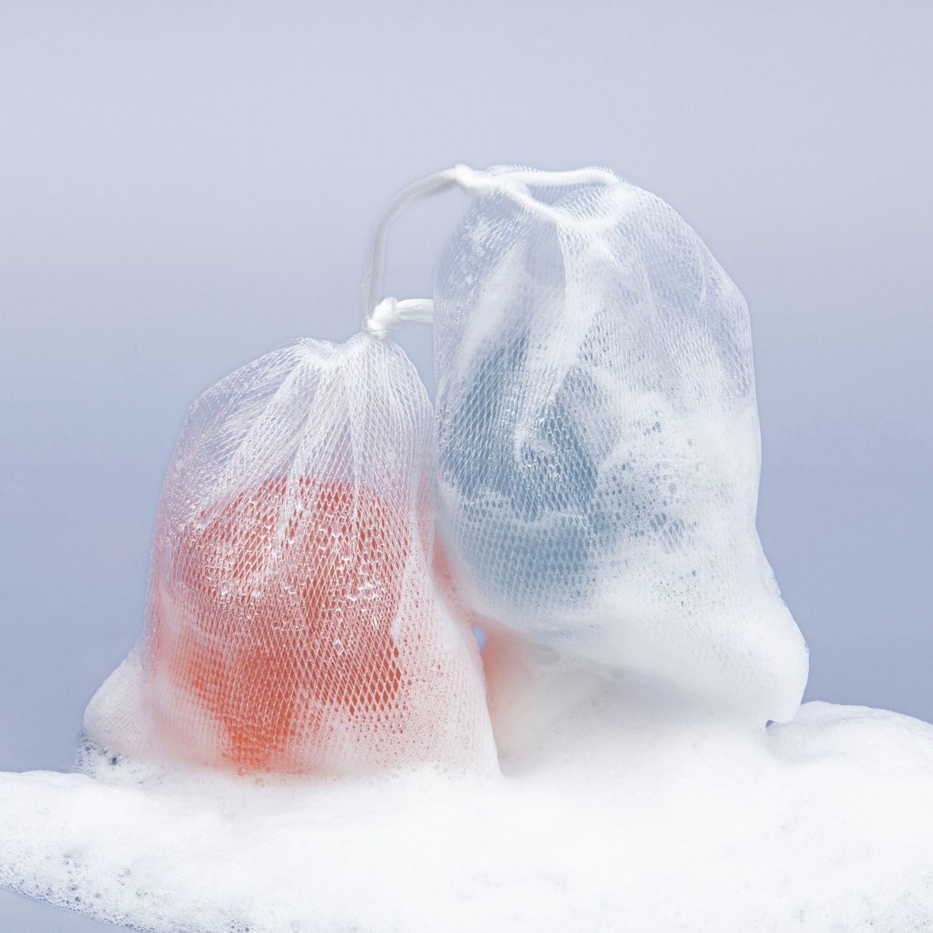 Naisture Be Bare Jelly Ball Cleanser muestra espuma suave durante la limpieza.