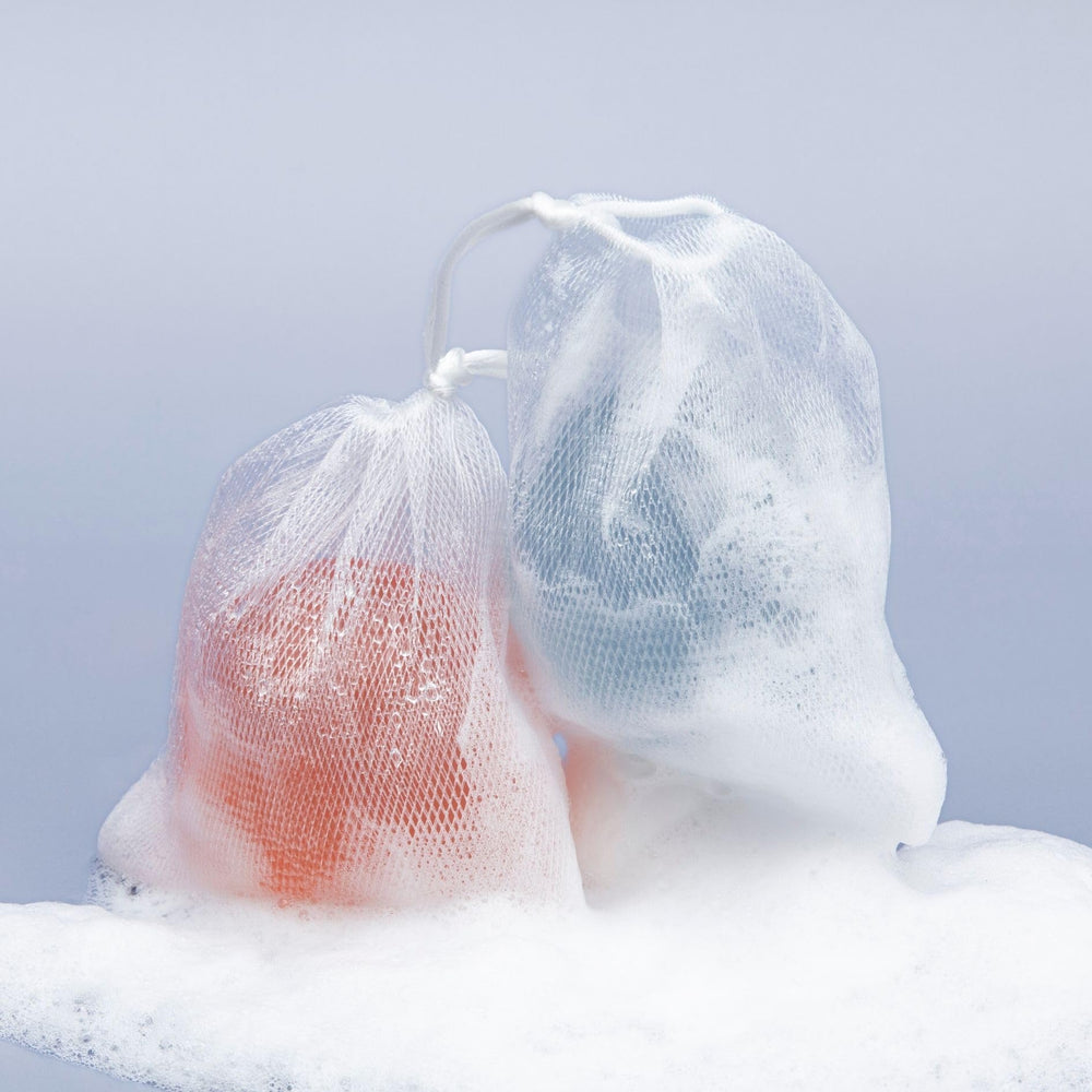 Naisture Be Bare Jelly Ball Cleanser muestra espuma suave durante la limpieza.