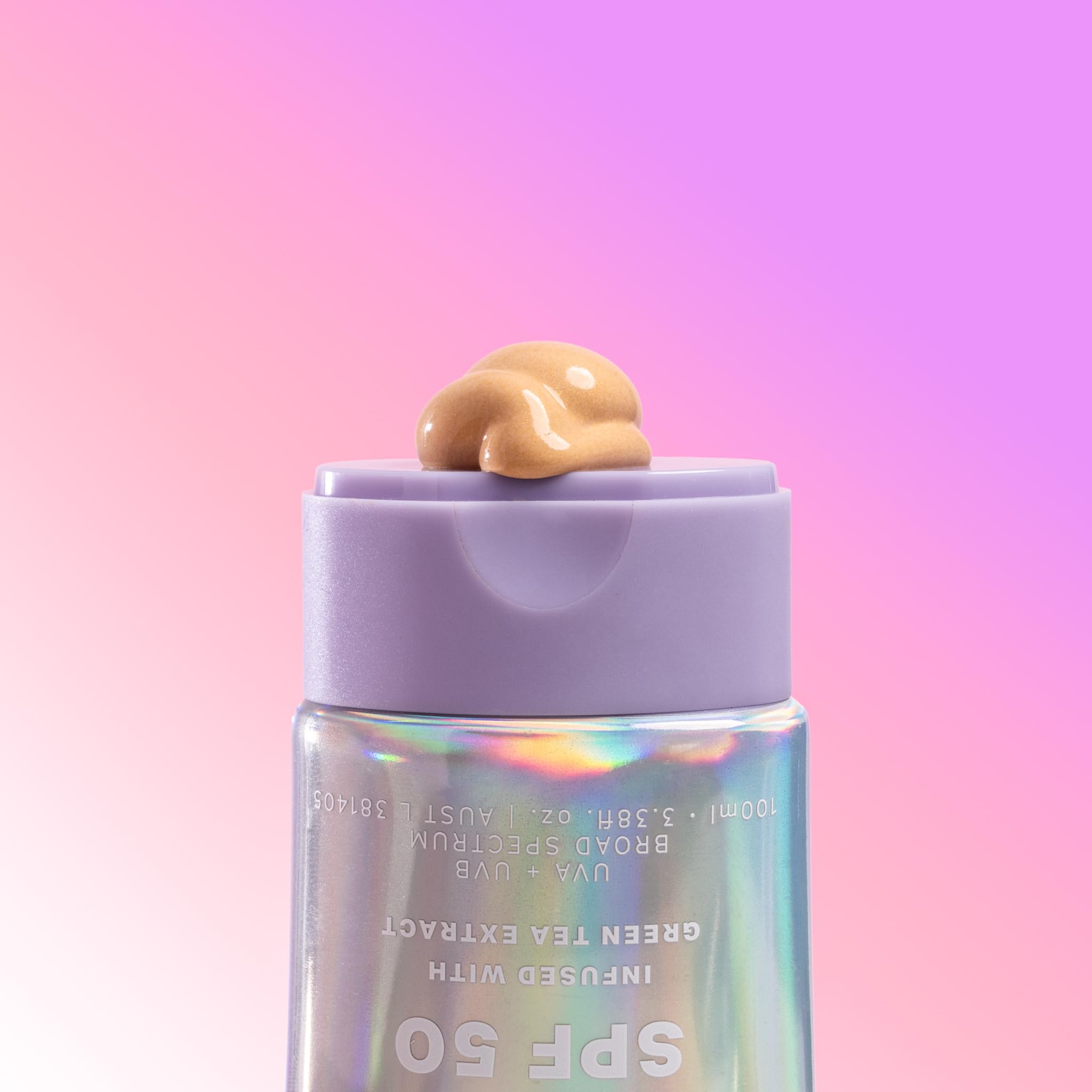 Naked Sundays SPF50 resplandor dorado para piel radiante.