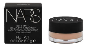 NARS Corrector Creme Brulee envase compacto para retoques diarios.