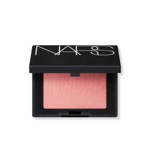 NARS Orgasm polvo rubor mini para viaje con brillo dorado.