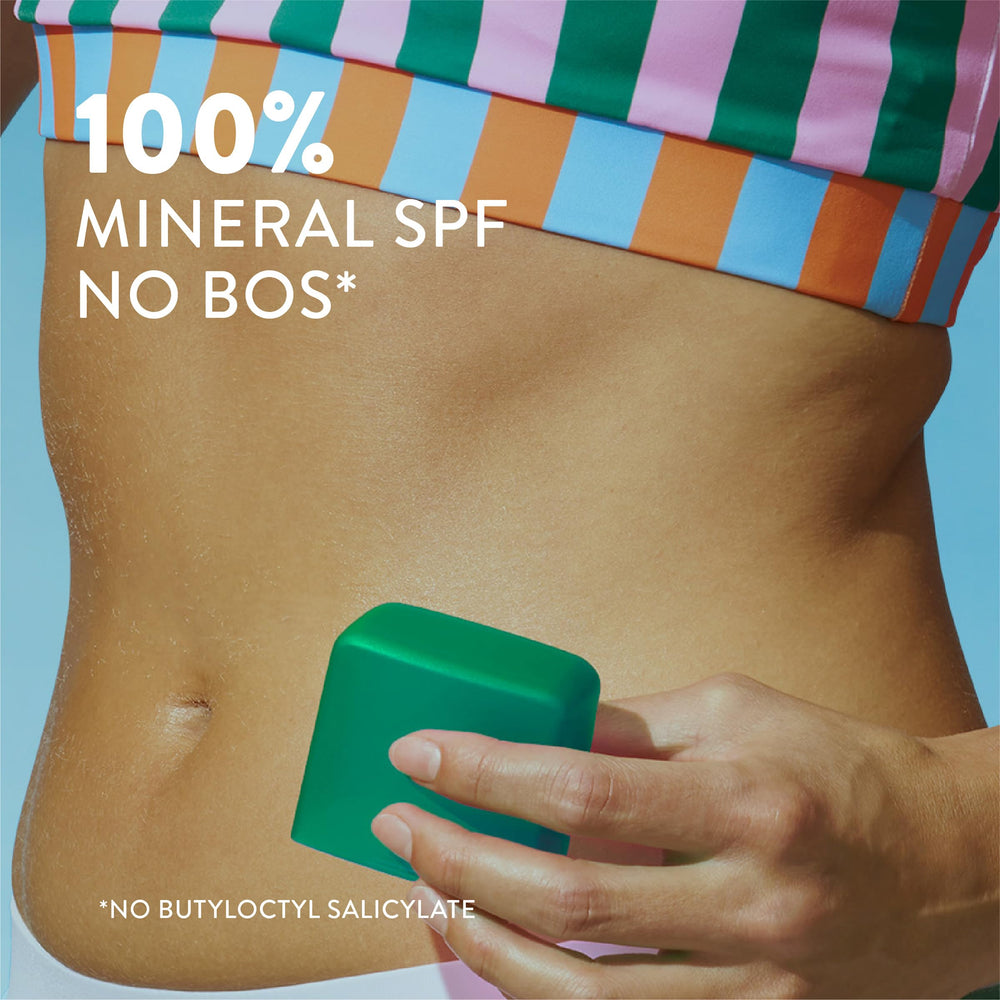 Detalles de la bomba del protector solar mineral Native para dosificación precisa.