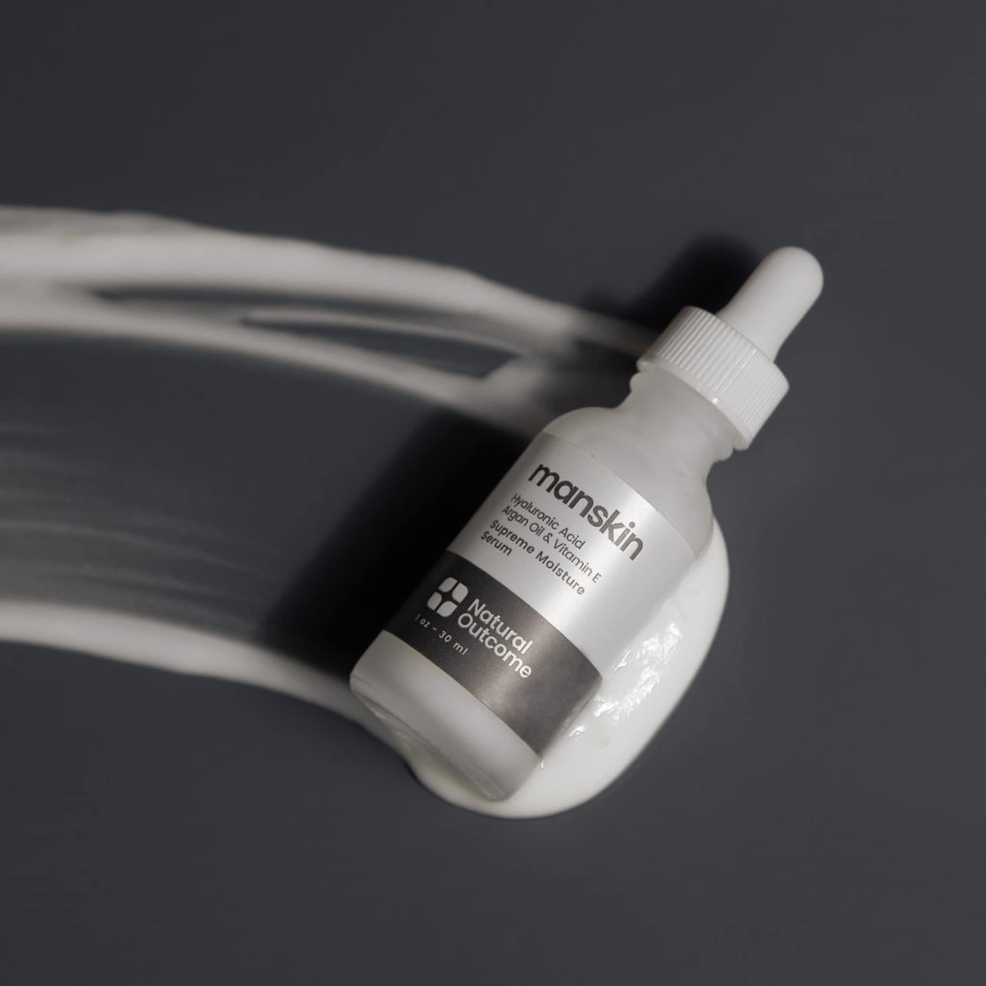 Aplicador de Natural Outcome Man Skin Supreme Serum facilita la aplicación en el rostro.