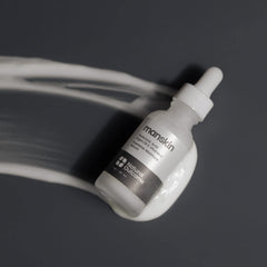 Aplicador de Natural Outcome Man Skin Supreme Serum facilita la aplicación en el rostro.