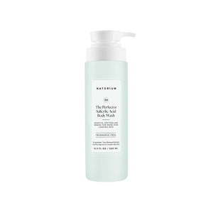 Naturium El Perfector: botella de ducha en estante para uso diario suave.