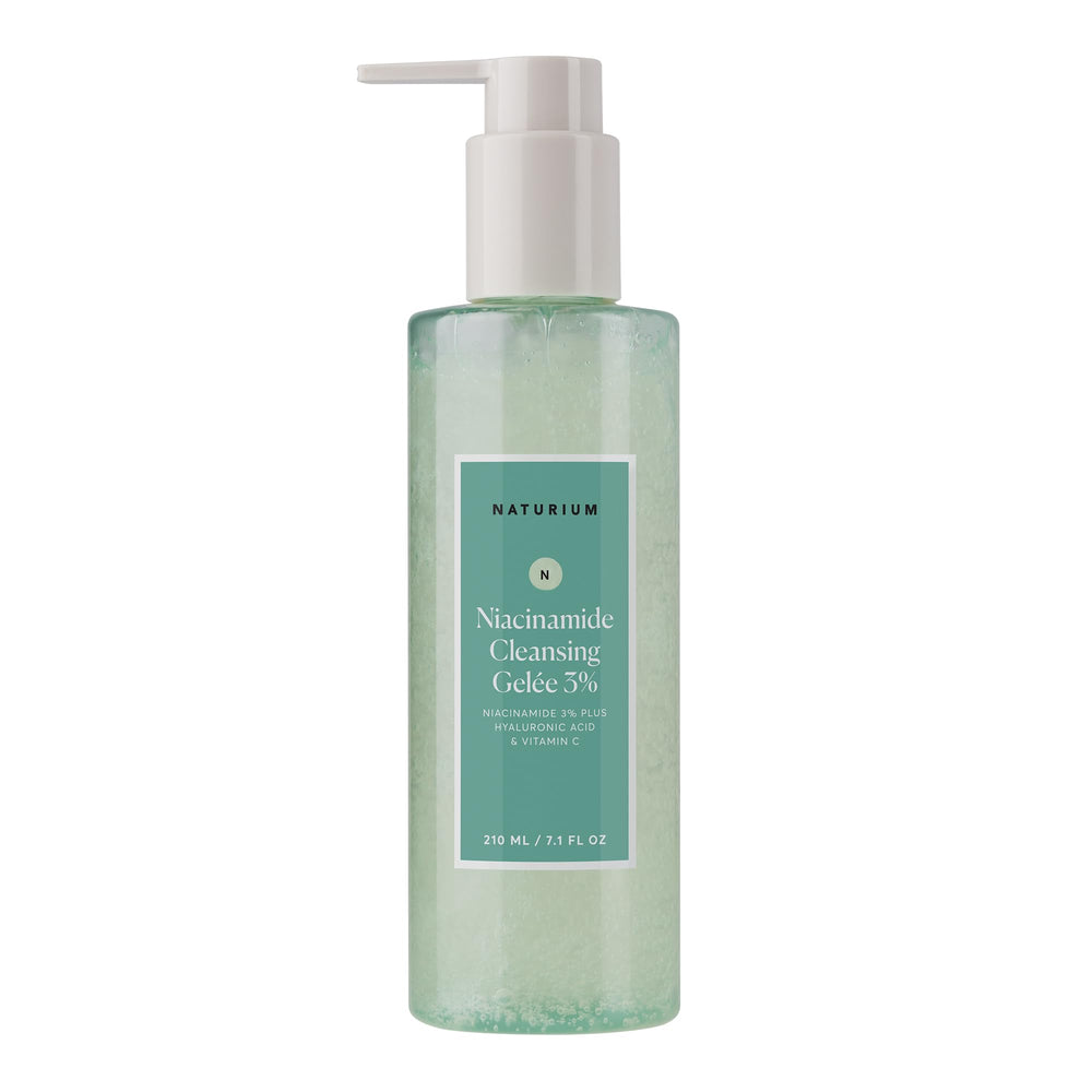 Naturium Niacinamida Gel limpiador en botella, piel suave y equilibrada.