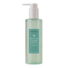 Naturium Niacinamida Gel limpiador en botella, piel suave y equilibrada.