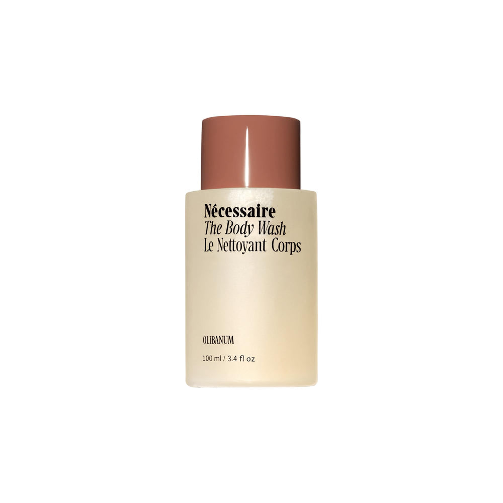 Nécessaire Olibanum, botella del gel de baño en primer plano y enfoque en envase reciclable