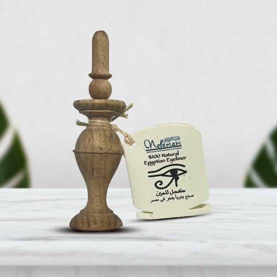 Delineador Nefertari en polvo, aplicación precisa para delineados nítidos.