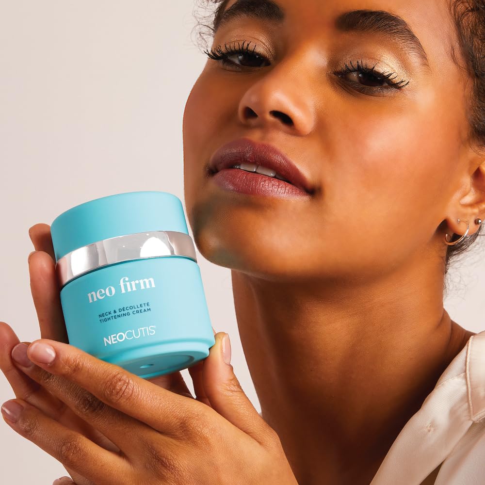 Aplicación suave de Neo Firm en cuello y escote, experiencia cómoda.