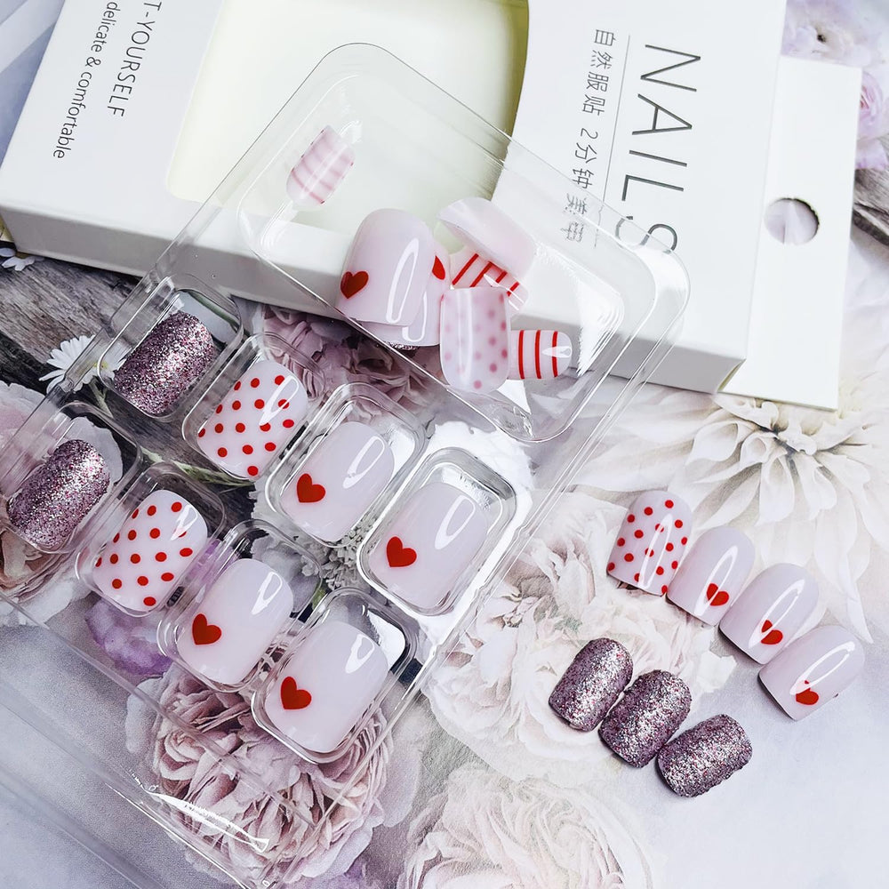 Diseño corazón brillante NEWSPIED en uñas rosas para looks elegantes