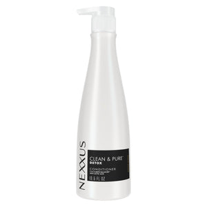 Acondicionador Nexxus limpio y puro vertiendo la botella para una experiencia suave sin residuos.