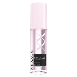 Nexxus Styling Hair Oil derrame en botella para un acabado suave y satinado.