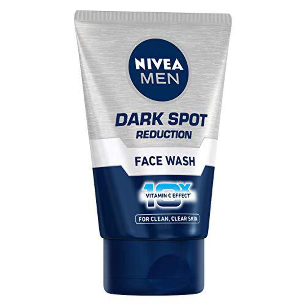 Aplicacion manual de NIVEA Men Dark Spot Wash sobre el rostro