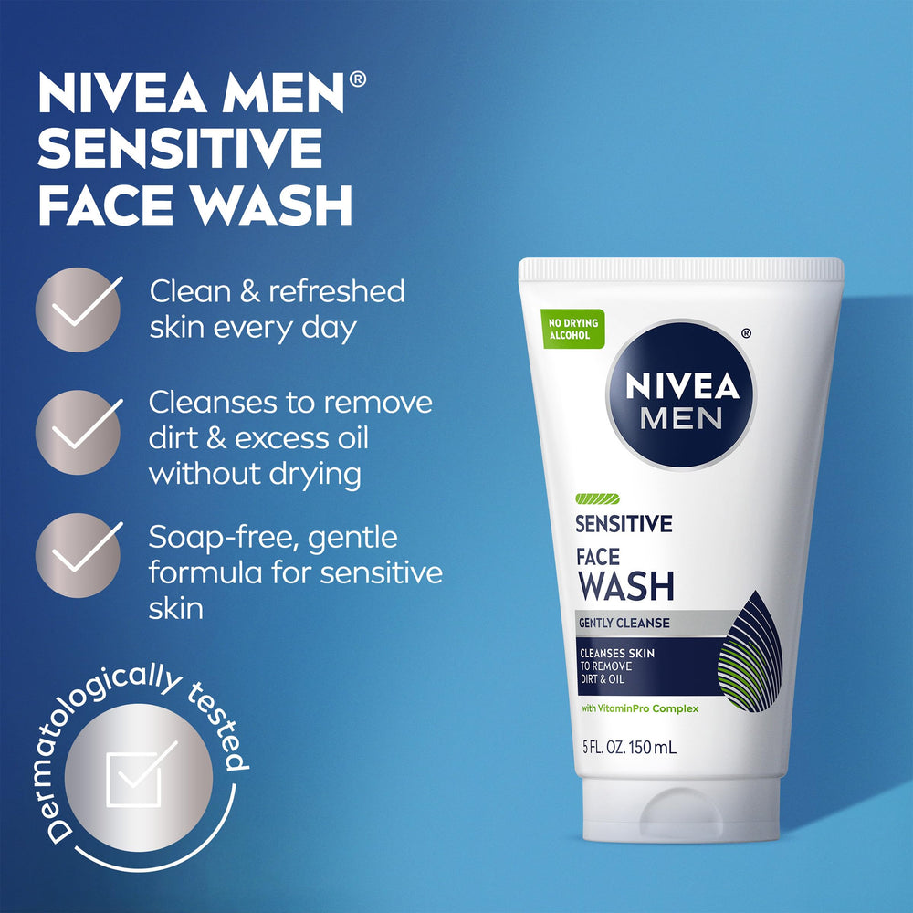 Aplicación en la cara con NIVEA MEN Sensitive Face Wash para uso diario.